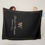 Elegantes Personalisiertes, frisch gezogenes Keepa Fleecedecke<br><div class="desc">Eleganter Chic Personalisiert, neu verheiratet Keepake Monogram Fleece Blanket. Personalisiert Schwarz und Gold mit Monogramm Fleece Blanket. Klassische romantische Schrift für den Anfang, die Namen der Braut und des Bräutigams, und das Hochzeitstag auf einem schlichten, eleganten schwarzen Hintergrund. Eine perfekte Geschenkidee für ein Hochzeitsgeschenk, ein frisch gezapftes Geschenk, eine gepflegte...</div>