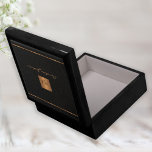 Elegantes personalisiertes Monogramm-Namensskript  Erinnerungskiste<br><div class="desc">Luxuriöse exklusive,  mit Monogramm,  personalisierte Schmucksakebox mit einem vergoldeten Kupfer Metal Glitzer Platz und Linien auf einem stilvollen schwarzen Lederhintergrund.            Personalisieren Sie es mit Ihren Namen und Monogramminitialen.</div>