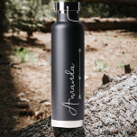 Elegantes Personalisiertes Script Heart Bridesmaid Trinkflasche<br><div class="desc">Elegantes Personalisiertes Script Herz Bridesmaid Wasser Flasche . Perfekte Bridal-Gefälligkeiten für Ihre Brautjungfrauen . Das Design hat einen schwarzen Hintergrund mit dem Namen, der in einem hübschen Skript-Schriftart in weiß geschrieben ist. Diese werden durch Änderung des Namens angepasst. Für weitere Anpassungen wie Farbwechsel etc., kontaktieren Sie mich bitte unter mypaperlove2021@gmail.com...</div>