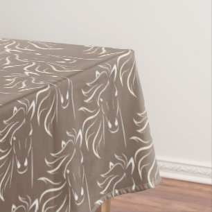 Elegantes Pferdemuster auf Beige Tischdecke