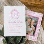 Elegantes Pink Chinoiserie Foto Hochzeit Save The Date<br><div class="desc">Mit diesem eleganten, rosa Chinoiserie Viktorianischen Blumenmuseum kündigen Sie Ihre Hochzeit Save the Date an Freunde und Familie. Dieses Design zeigt Ihre Monogramm-Initialen, umgeben von einem Wappen von faszinierenden rosa Chinoiserie und barocken Motiven. "Save the Date" wird in einem rosa Kalligraphieskript mit Ihren Hochzeitsdetails dargestellt. Auf der Kartenrückseite befindet sich...</div>