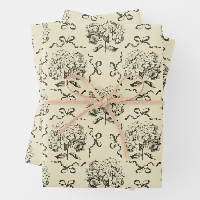 Elegantes Preppy Beige Hydrangea Bow Toile Muster Geschenkpapier Set (Beispiel)