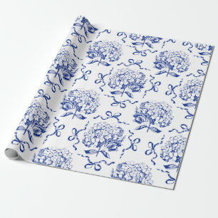 Elegantes Preppy Blue Toile Hydrangea Bow Muster Geschenkpapier