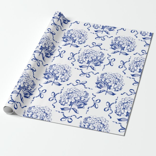 Elegantes Preppy Blue Toile Hydrangea Bow Muster Geschenkpapier (Ungerollt)