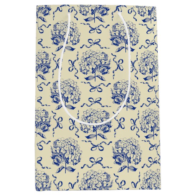 Elegantes Preppy Blue Toile Hydrangea Bow Muster Mittlere Geschenktüte (Vorderseite)