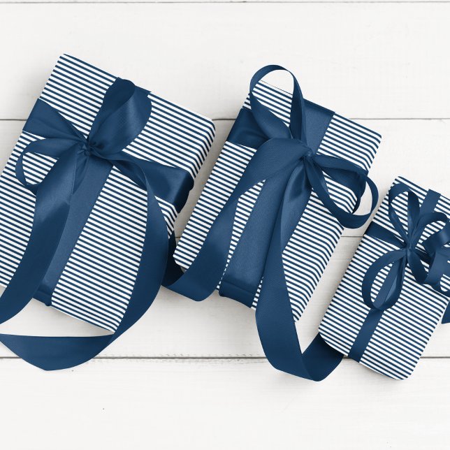 Elegantes preußisches Blau und Weiß gestreift Geschenkpapier (Elegant Thin Striped Wrapping Paper with Prussian Blue and White Lines. Chic Fall / Winter Gift Wrap)