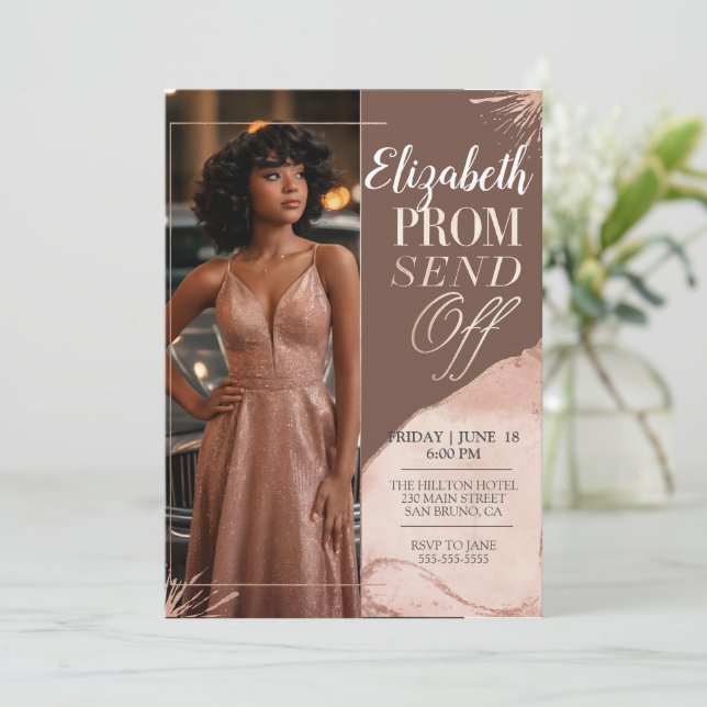 Elegantes Prom Senden von Earth Pink Portrait-Foto Einladung (Stehend Vorderseite)