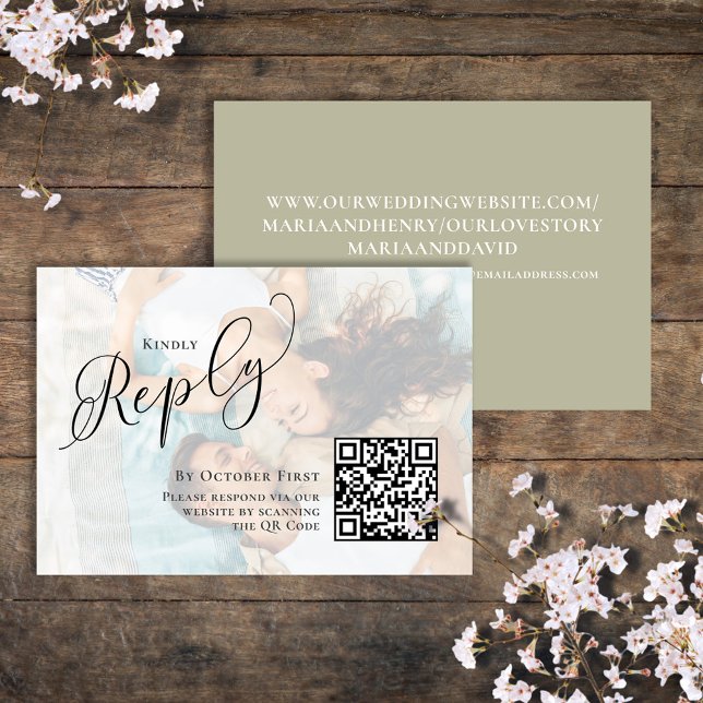 Elegantes QR Code Calligraphy UAWG Foto Begleitkarte (Wedding reply card with a sage green background and photo overlay template.)