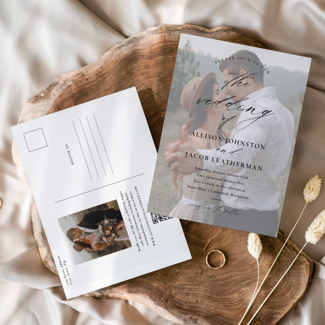 Elegantes QR Code Foto Hochzeit Postkarte (Elegant Script Photo Wedding Invitation Postcard with QR code RSVP.)