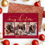 Elegantes Red and Gold Script 3 Foto Weihnachten<br><div class="desc">Modernes, elegantes Script Red und Gold 3 Foto Collage Merry Christmas Holiday Card.Diese festliche Urlaubskarte verfügt über eine stilvolle 3-Foto Grid Collage mit einem skurrilen "Frohe Weihnachten" Gruß in eleganter handgeschriebener Kalligrafie. Der Text wird in einem Imitat goldenes Pinselskript mit Swashes angezeigt, wunderschönes Set vor einem reichen roten Hintergrund. Die...</div>