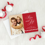 Elegantes Red Peace and Joy Script Foto Feiertagskarte<br><div class="desc">Eine stilvolle und zeitgenössische Grußkarte bietet ein vertikales Foto-Display und "Peace and Joy" in einem dekorativen Skript-Schriftart auf der Vorderseite und ein Muster diagonaler Streifen auf der Rückseite. Rot-Weiß-Designfarben.</div>