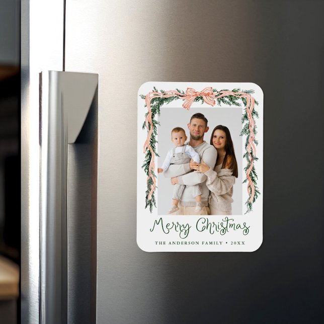 Elegantes Red Striped Bow Greenery Holiday Foto Magnet (Von Creator hochgeladen)