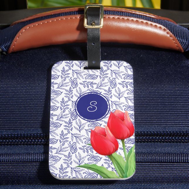 Elegantes Red Tulips Spring Floral Blue Monogram Gepäckanhänger (Vorderseite Insitu 2)