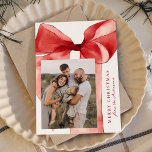 Elegantes Red Watercolor Bow 3 Foto Feiertagskarte<br><div class="desc">Feiern Sie die Saison mit dieser eleganten Weihnachtskarte mit einem atemberaubenden roten Wasserbogen vor weißem Hintergrund. Personalisieren Sie das Design, indem Sie Ihr vertikales Foto in einem einzigartigen Offset-Layout hinzufügen. Ihr Urlaubsgruß wird in klassischer, roter Serifenschrift dargestellt, begleitet von Ihrem Familiennamen in einem eleganten, handgeschriebenen Skript. Mit Platz für zwei...</div>
