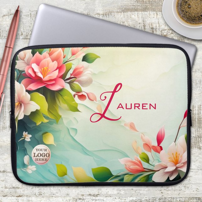 Elegantes rosa Blumendesign Laptopschutzhülle (Laptop sleeve featuring a painting of elegant pink flowers on a dreamy ocean like background)