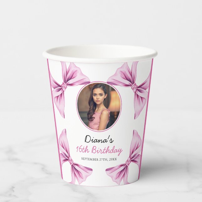 Elegantes Rosa Bow Coquette Foto Sweet 16 Birthday Pappbecher (Vorderseite)
