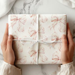 Elegantes rosa Bow Wrapping Paper Geschenkpapier<br><div class="desc">Mit diesem eleganten rosa Wrapping Paper fügen Sie Ihrem Geschenk eine Touch der Eleganz hinzu. Dieses Design mit zarten, sanften rosa Bögen auf weißem Hintergrund ist perfekt für Hochzeiten, Brautpartys, Babyduschen, Geburtstage und andere besondere Anlässe. Die sanften Pastelltöne und das stilvolle Bogen-Muster verleihen jedem Geschenk einen besonderen Charme und heben...</div>