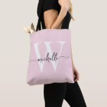 Elegantes Rosa Girly Personalisiert Mit Monogramm<br><div class="desc">Girly Modern Simple Blush Pink Elegant Monogram Initial Name Signature Script Custom Personalisiert Tote Bag. Dieses Design mit Ihrem Vornamen in einem hübschen handgeschriebenen Stil Swash Schwanz Schriftart Typografie (oder Kalligrafie) mit Monogramm initial in weiß und grau auf rot oder hellrosa Hintergrund. Große Frauengeschenke zum Geburtstag, Weihnachten, süße 16 Geburtstagsfeier,...</div>