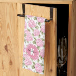 Elegantes rosa Hydragea-Blume Muster Monogramm Geschirrtuch<br><div class="desc">Fügen Sie Ihrer Küche eine Touch floraler Eleganz mit den eleganten Pink Hydrangea Blume Muster Monogram Küchentücher. Dieses Handtuch ist mit weichen, rosa Hydrangeas und einem personalisierten Monogramm geschmückt und verleiht Ihrem Koch einen zarten Charme. Aus hochwertigem, absorbierendem Stoff gefertigt, eignet es sich hervorragend zum Trocknen von Geschirr, Abwischen von...</div>