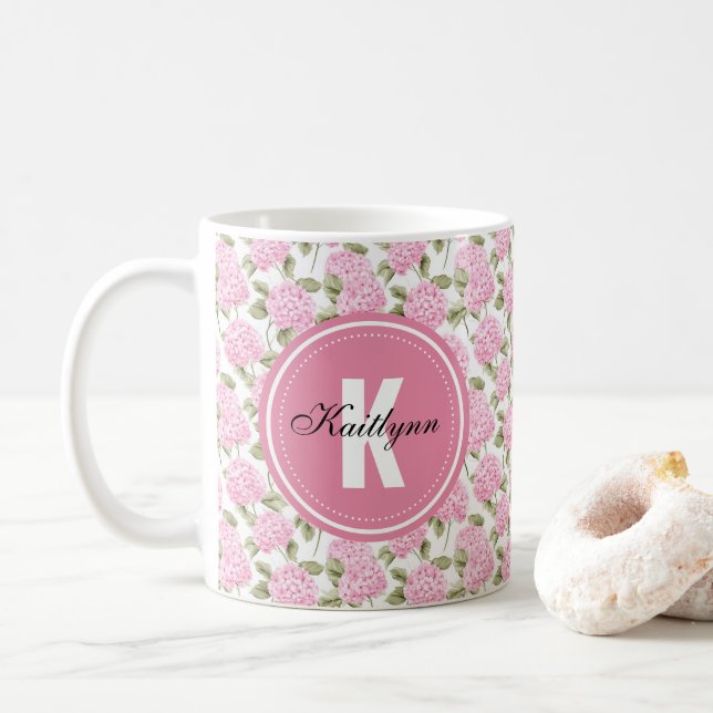Elegantes rosa Hydrangeen-Blumenmuster-Monogramm Kaffeetasse (Mit Donut)