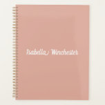 Elegantes rosa individuelle Name im Textjahr Monog Planer<br><div class="desc">Eleganter rosa individuelle Name Text,  Jahr,  Anzahl,  Initialen,  monogramm minimalistischer personalisierter Planner. Benutzerdefinierter weißer Text auf staubrosafarbenem,  schlichtem,  solidem Hintergrund.</div>