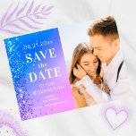 Elegantes Rosa Lila Blue Glitzer Foto Hochzeit Save The Date<br><div class="desc">Das elegante Pink Lila Blue Glitzer Foto Wedding Save The Date Invitation Invite verfügt über ein elegantes,  weißes Drehbuch auf einem blauen und lila Glitzer Hintergrund mit Ihrem Lieblings-Foto. Ideal für Hochzeiten,  Geburtstag,  Jubiläum,  Bat Mitzvah,  Babyduschen,  Partys und Feiern. Entworfen für Sie von © Evco Studio unter www.zazzle.com/store/evcostudio</div>