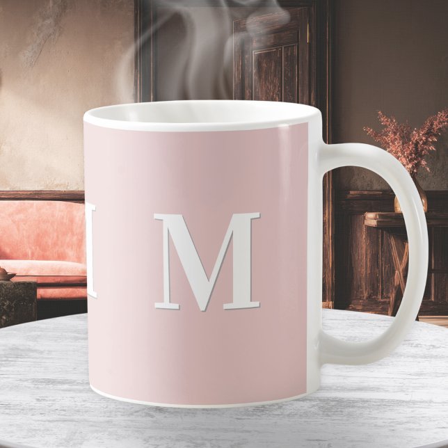 Elegantes rosa Monogramm Kaffeetasse (A stylish pink coffee mug, personalized with white monogram initial)