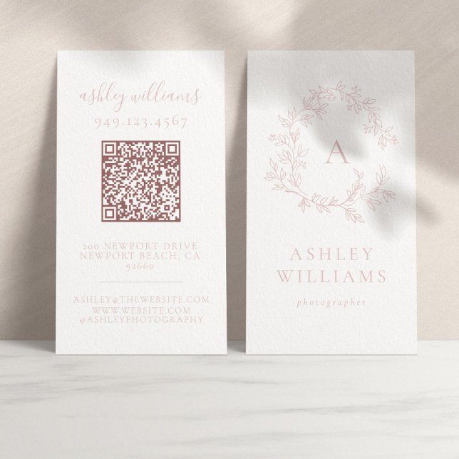 Elegantes Rosa Monogramm QR-Wappen Visitenkarte (Von Creator hochgeladen)