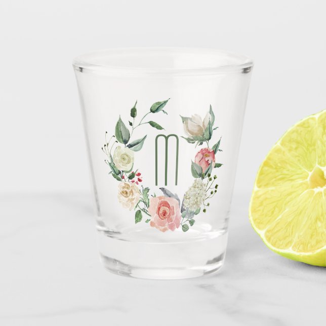 Elegantes rosa Rose Wreath Monogramm Schnapsglas (Vorderseite)