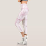 Elegantes rosa Sun Moon Doodle Mandala Weißes Desi Capri Leggings<br><div class="desc">Hübsches, weißes, rosa Sonne- und Mondmandaladesign mit Blume und Blätter Doodles, Sternen, Punkten, Diamanten, Kreisen, Dreiecksformen, Zickzack, Meerjungstatur, geometrisches Muster, hergestellt mit einer Rose aus Gold und weißen Imitaten Glitzer leuchtende Glitzern-Textur, mit einer halbmondleuchtenden Bühne, einem mandala Blume Stern, Galaxie Sterne, ein weißer Hintergrund. Dieses wunderschöne, mystische Universum-Thema, niedliche Sonne,...</div>