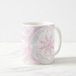 Elegantes rosa Sun Moon Doodle Mandala Weißes Desi Kaffeetasse<br><div class="desc">Hübsches, weißes, rosa Sonne- und Mondmandaladesign mit Blume und Blätter Doodles, Sternen, Punkten, Diamanten, Kreisen, Dreiecksformen, Zickzack, Meerjungstatur, geometrisches Muster, hergestellt mit einer Rose aus Gold und weißen Imitaten Glitzer leuchtende Glitzern-Textur, mit einer halbmondleuchtenden Bühne, einem mandala Blume Stern, Galaxie Sterne, ein weißer Hintergrund. Dieses wunderschöne, mystische Universum-Thema, niedliche Sonne,...</div>