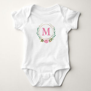 Elegantes Rosa und Monogramm mit Blumenreath Baby Strampler