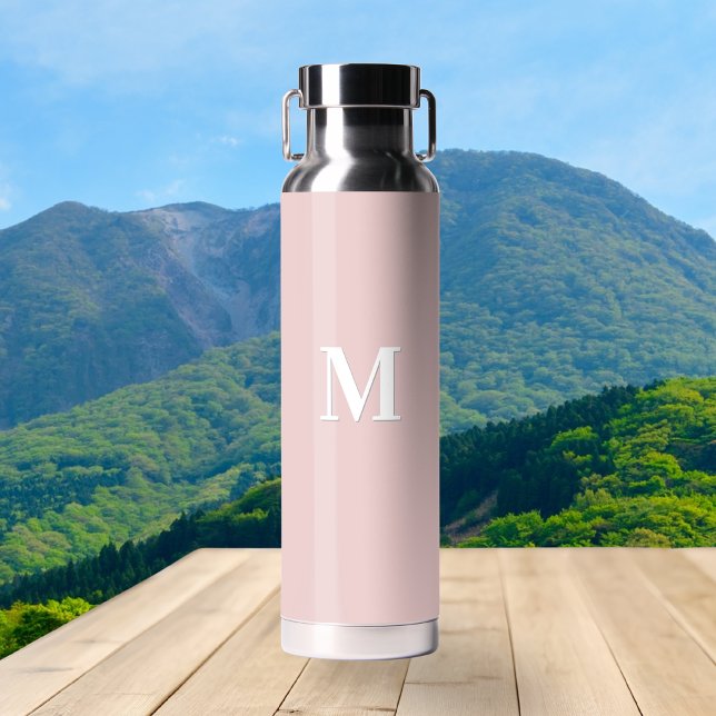 Elegantes rosafarbenes Monogramm Anfangsbuchstabe Trinkflasche (A stainless steel water bottle in blush pink, personalized with a white monogram initial)