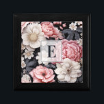 Elegantes rosafarbenes Monogramm Erinnerungskiste<br><div class="desc">Eine elegante Geschenkboxen in Rosa und Grau. Personalisieren Sie es mit Ihrem Monogramm Initial. Macht ein lustiges Geschenk für einen Geburtstag,  Valentinstag oder ein Brautparty. Entworfen für Sie von BlackBerry Boulevard.</div>