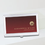 Elegantes Rot-Pinsel-Gold-Monogramm Visitenkarten Dose<br><div class="desc">Elegantes Monogramm-Design mit gebürstetem Metallic-Gold-Monogramm-Medaillon mit personalisiertem Namen und Titel oder benutzerdefiniertem Text unten auf einem Gradientenhintergrund in rubinroten Farbtönen. Personalisieren Sie Ihre individuelle Verwendung.</div>