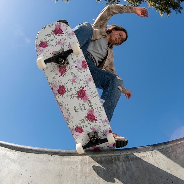 Elegantes Rot-Rot-Rosa-Blume-Muster Skateboard (Von Creator hochgeladen)