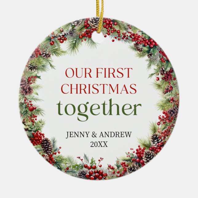 Elegantes Rot und Grün Unsere ersten Weihnachten Keramik Ornament (Vorne)