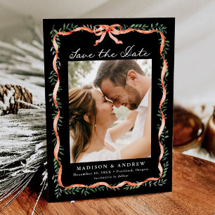 Elegantes rotes Band und Grünzeug-Feiertagsfoto Save The Date