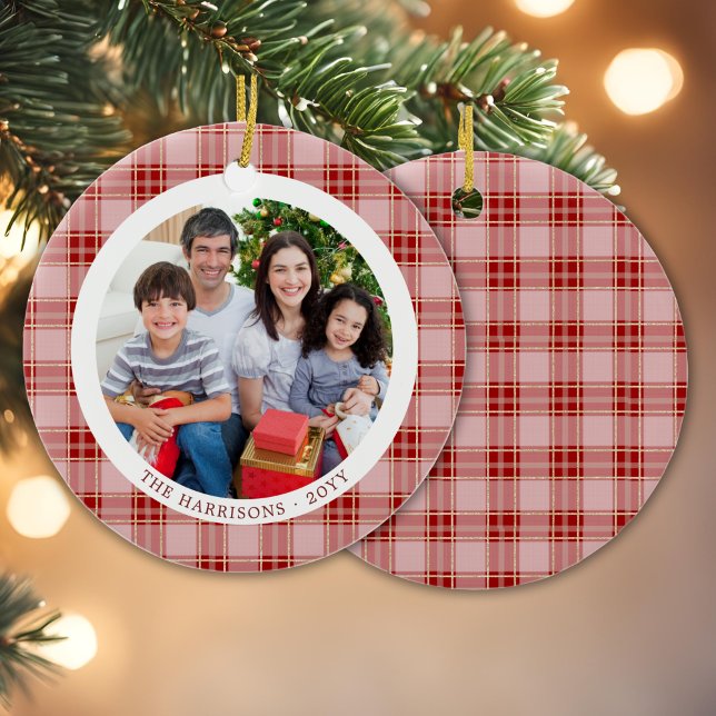 Elegantes Rotes Kariertes Foto Weihnachten Keramik Ornament (Elegant Red Plaid Family Christmas Photo Ornament)