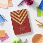 Elegantes rotes NamensImitat-GoldZickzack Muster iPad Pro Hülle<br><div class="desc">Elegantes rotes iPad Proabdeckung, die ImitatgoldZickzack Muster kennzeichnet, das Sie mit Ihrem Namen personifizieren können. Groß als Geschenke für Familie und Freunde oder für selbst. Personifizieren Sie ihn, indem Sie den Placeholdertext ersetzen. Für mehr Wahlen wie, zum des Schriftartes und seines Größenklickens zu ändern, die "sind, fertigen Sie" Knopf besonders...</div>