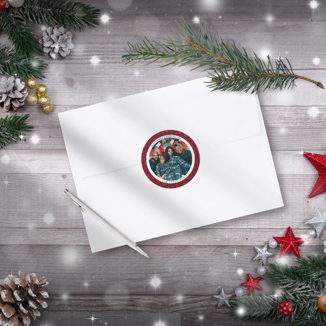 Elegantes Rotes Weihnachten & Glückliches Neues Ja Runder Aufkleber (Elegant Crimson Red Christmas & New Year Greetings with personalised Photo)