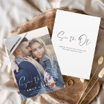 Elegantes Save the Date Foto Modernes Skript<br><div class="desc">Modernes und elegantes handgeschriebenes Skriptportrait Vertikales Foto Save the Date Hochzeitskarte. Die Save the Date einladende Einladungskarte beinhaltet eine schicke und stilvolle Typografie mit einem einfachen und minimalistischen Design auf weißem Hintergrund,  mit dem Sie Ihre individuelle Verlobung-Fotografie hinzufügen können.</div>