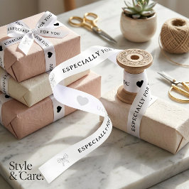 Elegantes Schleifen- und Herz-Personalisierungsdes Satinband