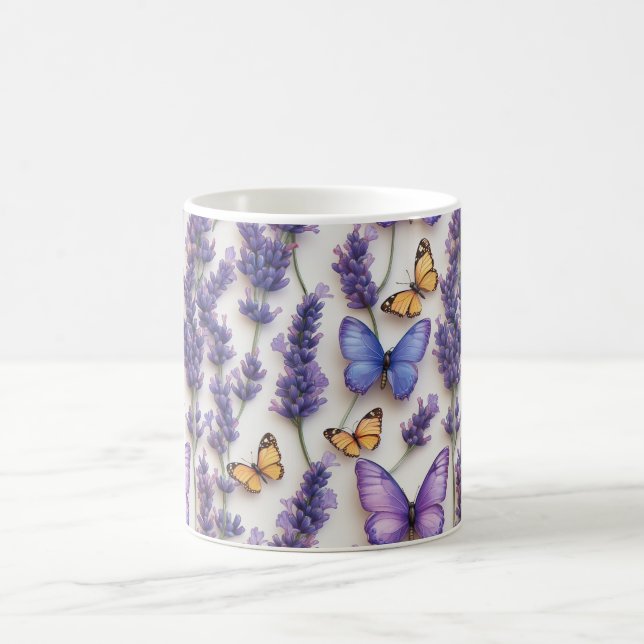 Elegantes Schmetterlingdesign und Lavenderdesign Kaffeetasse (Mittel)