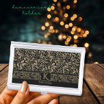 Elegantes Schwarz & Gold Floral Monogramm Visitenkarten Dose<br><div class="desc">Schönes, modernes, goldfarbenes Muster auf schwarzem Hintergrund mit einem Monogramm und Namen auf diesem Visitenkartenhalter. Beide können leicht aktualisiert werden, wenn Sie gewollt haben, das Monogramm ohne den Namen behalten, löschen Sie den Namen im Personalisierungsfeld. Sie finden eine passende Krawatte, ein leichteres und Socken mit diesem Blumenmuster und Farbschema in...</div>