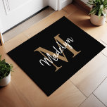 Elegantes Schwarz-Gold-Monogramm-Skript Fußmatte<br><div class="desc">Eleganter Black and Gold Custom Monogram Script Name Doormat.Einfach personalisieren Sie diese moderne elegante Doormat mit Ihrem individuellen Monogramm und Namen.</div>