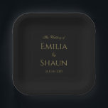 Elegantes Schwarz-Gold-Square-Papier Pappteller<br><div class="desc">Diese eleganten Teller aus schwarzem und goldfarbenem, viereckigem Papier ermöglichen es Ihnen, Ihrem besonderen Tag eine elegante und personalisierte Touch hinzuzufügen. Mit einem stilvollen, zeitlosen Design, das auf Ihre Bedürfnisse zugeschnitten werden kann. Klicken Sie zum Anpassen einfach auf "Diese Vorlage personalisieren" und beginnen Sie. Um unsere Auswahl an Hochzeitsdekorationen, stationären...</div>