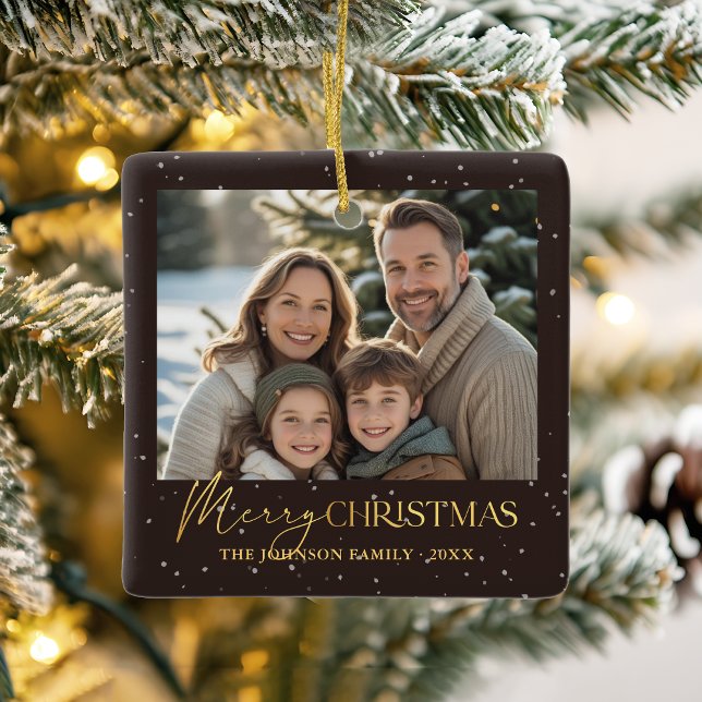 Elegantes Schwarz-Gold Typografie Weihnachtsfest F Keramikornament (Modern elegant black Merry Christmas ornament with gold effect text & personalisable name & photos)