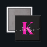 Elegantes Schwarz-Hot-Pink-Script-Monogramm Magnet<br><div class="desc">Dieser schlichte,  elegante 2" Quadrat-Magnet mit Ihrem Vornamen in einem trendigen Script-Schriftart in Weiß und Ihr erster Einstieg in einen modernen Kappenpresse-Schriftart in heißen Rosa ist perfekt für Sie. Es ist stilvoll und trendig und dennoch sehr klassisch. Es wird fabelhaft auf Ihrem Aktenschrank,  Kühlschrank,  Schreibtisch aussehen.</div>