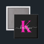 Elegantes Schwarz-Hot-Pink-Script-Monogramm Magnet<br><div class="desc">Dieser schlichte,  elegante 2" Quadrat-Magnet mit Ihrem Vornamen in einem trendigen Script-Schriftart in Weiß und Ihr erster Einstieg in einen modernen Kappenpresse-Schriftart in heißen Rosa ist perfekt für Sie. Es ist stilvoll und trendig und dennoch sehr klassisch. Es wird fabelhaft auf Ihrem Aktenschrank,  Kühlschrank,  Schreibtisch aussehen.</div>